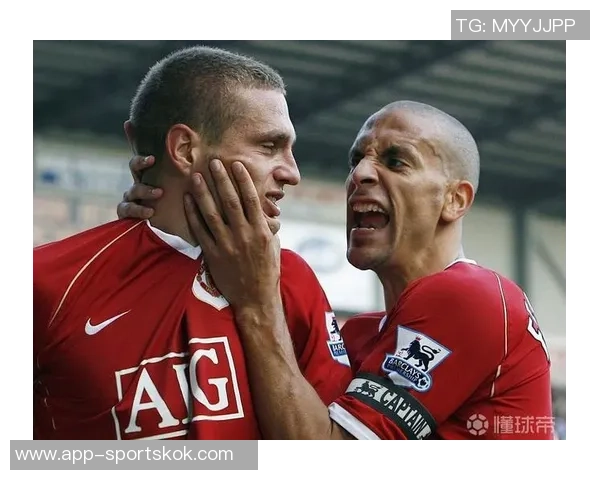 老友重聚费迪南德与范佩西维迪奇共享美好时光合影温馨回忆