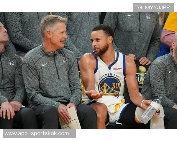 老将默契配合霍福德助攻库里精彩反篮打成21 老将默契配合霍福德助攻库里精彩反篮打成21